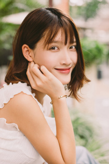 男人吻女人腿中间的视频